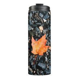 Orange Leaf auf schwarzen Felsen Thermosbecher