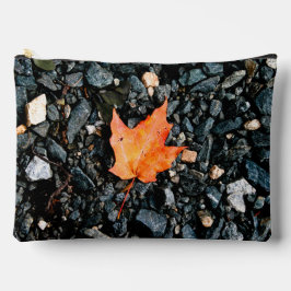 Orange Leaf auf schwarzen Felsen Zubehörtasche