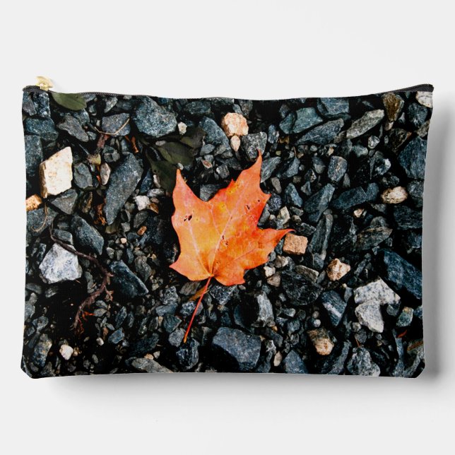 Orange Leaf auf schwarzen Felsen Zubehörtasche (Vorderseite)
