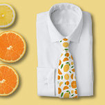 Orange & Lemon Muster Weiß Krawatte<br><div class="desc">Eine weiße Krawatte mit einem Schnitt,  halb und voller Orange- und Zitronenmuster für Zitrusliebhaber. Es könnte eine neue Touch zum Arbeiten hinzufügen!</div>