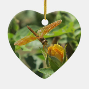 Orange Libelle auf gelber Rosenknospe Keramik Ornament