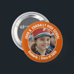 Orange Marching Band Foto High School Brag Button<br><div class="desc">Dieses coole,  kundenspezifische High School Marching Band Foto zeigt eine weiße Typografie Ihres Teams und Spielernamen auf einem orangefarbenen Knopf. Personalisieren Sie sich mit dem Foto und dem Unterrichtsjahr Ihres Schülers als stolze Eltern. Eine Mutter und ein Vater können diese Knöpfe für den Wettbewerb und Spiele tragen.</div>