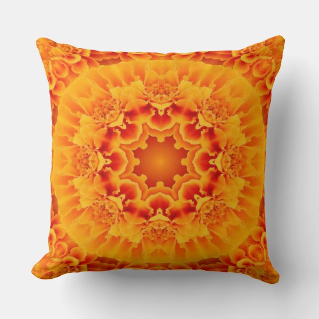 Orange Marigold Mandala Kissen (Vorderseite)