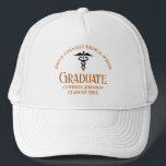 Orange Medical School Abschluss Truckerkappe<br><div class="desc">Dieser orangefarbene Abschluss der medizinischen Fakultät bietet moderne Typografie für eine Klasse von 2024 Absolventen. Passen Sie mit Ihrem geschlossen Jahr unter der Kadukus für große personalisierte Krankenschwester oder Arzt zu halten für einen geschlossen Arzt.</div>