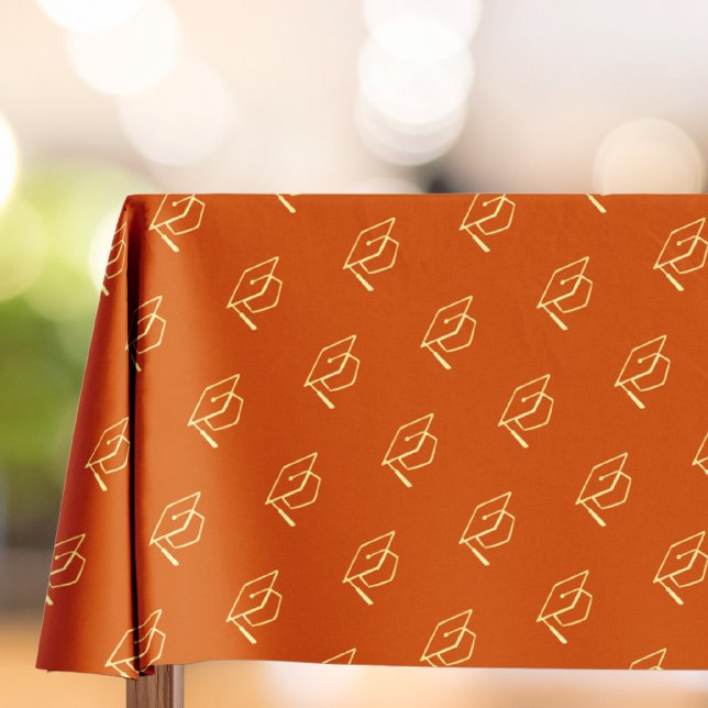 Orange Modern Graduation Cap Pattern Tischdecke (Von Creator hochgeladen)