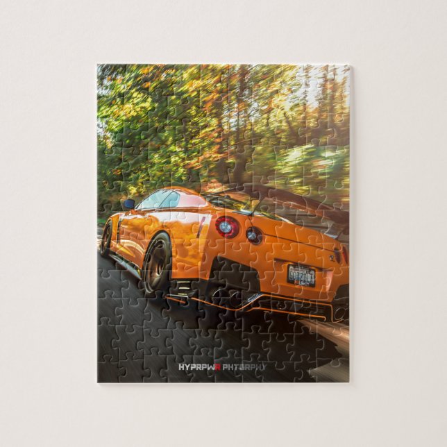 Orange Nissan GT-R, das durch Seattle-Straßen (Vertikal)