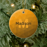 Orange ombre geometrisches Maschenmuster Monogram Keramik Ornament<br><div class="desc">Orangefarbenes geometrisches Maschenmuster Monogram Keramik Weihnachtsbaum Ornament. Monogram Personalize mit Ihrem benutzerdefinierten Initial und Namen. Dreieck geometrische Masche mit dunklem Orange Orange Orange Orange Farbverlauf moderne Design.</div>