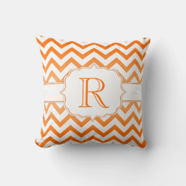 Orange Ombre und Zickzack weißes Muster Monogramm Kissen