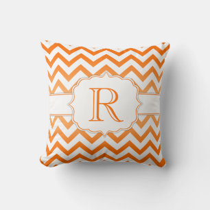 Orange Ombre und Zickzack weißes Muster Monogramm Kissen