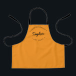 Orange Personalisiert Name Year Master Baker Schürze<br><div class="desc">Lasst uns backen. Passen Sie den Namen und das Jahr an, das Sie für die Schürze dieses Kindes benötigen. Diese personalisierte Schürze auf Orange mit weißem Schriftsatz. Stilvolle Typografie-Behandlung. Ermuntern Sie den Bäcker in Ihrem Leben mit einem besonderen Geschenk. Ideal zum Backen der Weihnachtskekse, der Desserts, der Leckereien und der...</div>