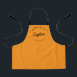 Orange Personalisiert Name Year Master Baker Schürze<br><div class="desc">Lasst uns backen. Passen Sie den Namen und das Jahr an, das Sie für die Schürze dieses Kindes benötigen. Diese personalisierte Schürze auf Orange mit weißem Schriftsatz. Stilvolle Typografie-Behandlung. Ermuntern Sie den Bäcker in Ihrem Leben mit einem besonderen Geschenk. Ideal zum Backen der Weihnachtskekse, der Desserts, der Leckereien und der...</div>