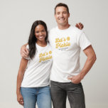 Orange Pickleball: Personalisierter Text anheften T-Shirt<br><div class="desc">Super coole Pickleball-T - Shirt mit einem orangefarbenen Pickleball,  "Let's Pickle" in einem lustigen Schriftart und Ihren eigenen Text. Fügen Sie einen Namen,  einen Pickleball Clubnamen,  lustiges Sprichwort,  etc. hinzu. Das ist die perfekte Ergänzung zu jedem Pickleball Party,  Turnieren oder Event.</div>