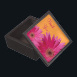 Orange Pink Gerber Daisy Wedding Geschenkboxen Schmuckkiste<br><div class="desc">Hübsche heiß rosa und leuchtend orange gerbera daisy Geschenkboxen für Sprichwort danke an Ihre Freunde, dass Sie Ihre Brautjungfrau und/oder Trauzeugin bei Ihrer Hochzeit. Diese Kiste kann als Schmuckkasten benutzt werden, den Ihre Freunde als Pfand Ihrer Hochzeit behalten haben können. Sie können sogar ein kleines Geschenk in die Geschenkboxen, wie...</div>