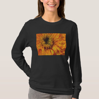 Orange Ringelblume auf schwarzem T - Shirt