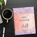 Orange Rose Gold violet lila Glitzer Drehbuch 2023 Planer<br><div class="desc">Ein goldener Hintergrund in Orange und Rose. Mit Rose Gold und Violett dekoriert,  lavendelfarbene Imitate Glitzer Glitzern. Personalisieren und fügen Sie einen Titel und einen Namen hinzu. Der Name ist mit einem modernen Skript geschrieben,  Signatur-Look.</div>