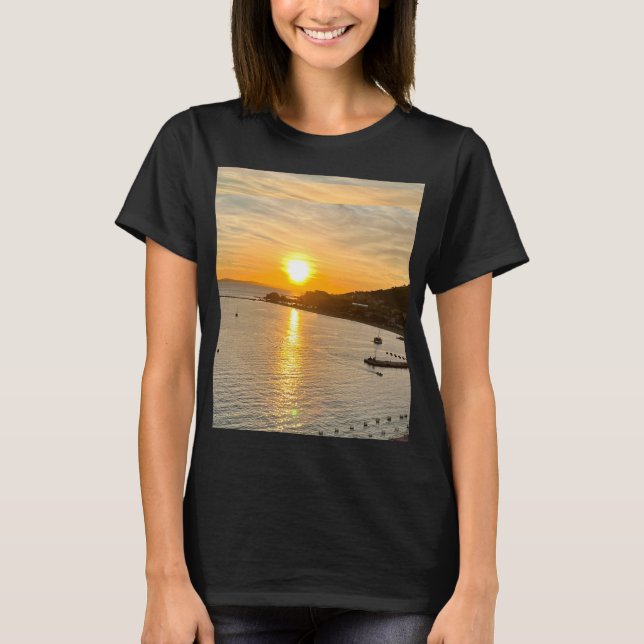 Orange Sonnenuntergang über Berg und Meer T-Shirt (Vorderseite)