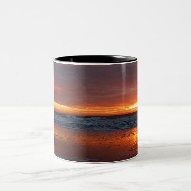 Orange Sonnenuntergangstrandinsel von Texel die Zweifarbige Tasse (Mittel)