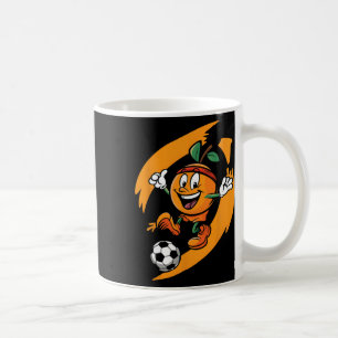 Orange spielt Fußball Kaffeetasse