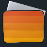 Orange Streifen Laptopschutzhülle<br><div class="desc">Ein einfaches und modernes Design mit einem orangefarbenen,  gestreiften Muster.</div>