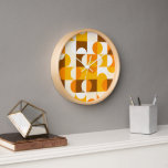 Orange Summer Yellow Dark Brown Retro Art Muster Uhr<br><div class="desc">Schöne zeitgenössische weiße, sonnige gelbe, orangefarbene, dunkelbraune geometrische Kreise und Halbkreismuster. Elegantes, stilvolles und eklektisches minimalistisches Design für den künstlerischen Innenarchitekten, den künstlerischen Dekorator, den beliebten angesagten Trendsetter, den Vintagen Retro-Stil oder den abstrakten geometrischen Motiv-Liebhaber. Entdecken Sie dieses Design mit den Farben der Innendekoration und dekorieren Sie Ihre Wand mit...</div>