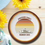 Orange Sunset Mountain Custom Family Wiedersehen P Pappteller<br><div class="desc">Dieser cool orangefarbene Vintage Sonnenuntergang über Felsgebirgen in der Natur macht ein großartiges Bild auf einer niedlichen Papiertüte aus Party für eine Wiedersehen,  eine Fahrt oder einen Sommerurlaub. Vervollständigen Sie Ihre Feier mit einer lustigen Outdoor-Dekoration mit Ihrem eigenen Nachnamen und dem Jahr in Retrobraun.</div>