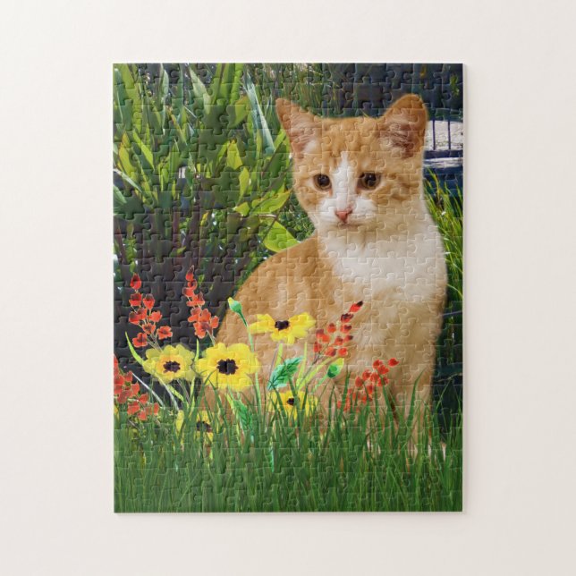 Orange Tabby Cat im Blumengarten Tierfreunde (Vertikal)
