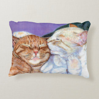 Orange Tabby-Katze und weißer Zierkissen