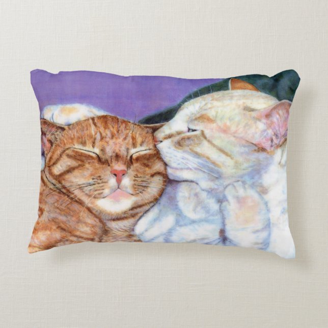 Orange Tabby-Katze und weißer Zierkissen (Rückseite)