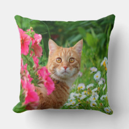 Orange Tabby Katze unter Blume Kissen Kissen