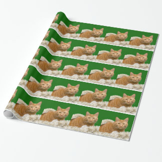 Orange Tabbykatze in den Weihnachtsdekorationen Geschenkpapier