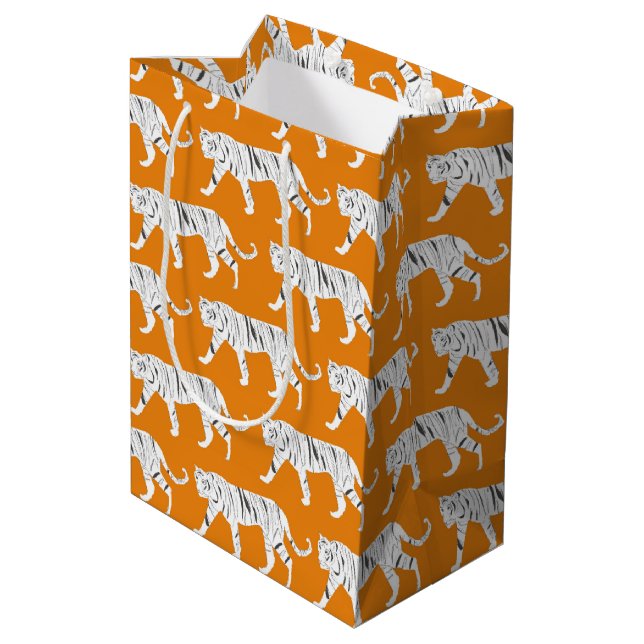 Orange Tiger Print Mittlere Geschenktüte (Rückseite Schrägansicht)