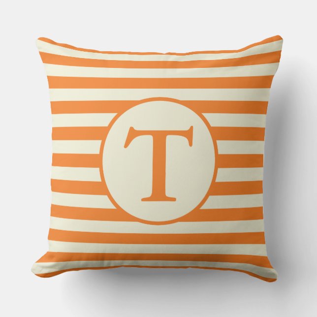 Orange und beige gestreiftes Monogramm-Kissen Kissen Für Draußen (Vorderseite)