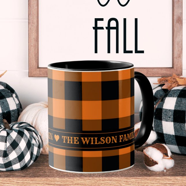 Orange und Black Buffalo Karo Custom Halloween Tasse (Orange and Black Buffalo Plaid Custom Mug with Heart Accents - Just add your name or family name.)