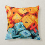 Orange und Blue Dreidels Kissen<br><div class="desc">Foto von farbenfrohen orangen und blauen dreiköpfigen. Bild von Adiel lo, wikicommons.</div>