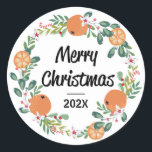 Orange und Candy Cane Merry Christmas Wreath Runder Aufkleber<br><div class="desc">Orangen und Bonbons sind süße Ergänzung zu diesem modernen botanischen Kranz. Sowohl orangefarbene Scheiben als auch ganze Orangen sind in dieses trendige Design eingearbeitet. Kleine, rot-weiße gestreifte Süßigkeiten sind in das Blätterdach eingeklemmt. Kleine, weiße Blume mit roten Mittelpunkten stehen ebenfalls im Blätterdach. Frohe Weihnachten ist in einem kühlen, modernen Drehbuch-Schriftart...</div>