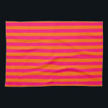 Orange und Fuchsia Streifen Handtuch<br><div class="desc">Hellorange und hellrosa dünne Streifen. Sie können die Ausrichtung ändern oder einen individuelle Name oder eine Textnachricht hinzufügen.</div>