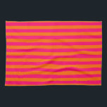 Orange und Fuchsia Streifen Handtuch<br><div class="desc">Hellorange und hellrosa dünne Streifen. Sie können die Ausrichtung ändern oder einen individuelle Name oder eine Textnachricht hinzufügen.</div>