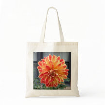 Orange und gelbe Dahlie auf einer Taschentasche