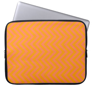 Orange und korallenrote Zickzack oder Laptopschutzhülle