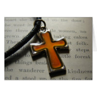 Orange- und Metallkreuz