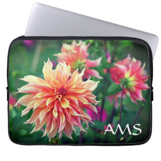 Orange und Pink Dahlia Blume Initials Laptopschutzhülle