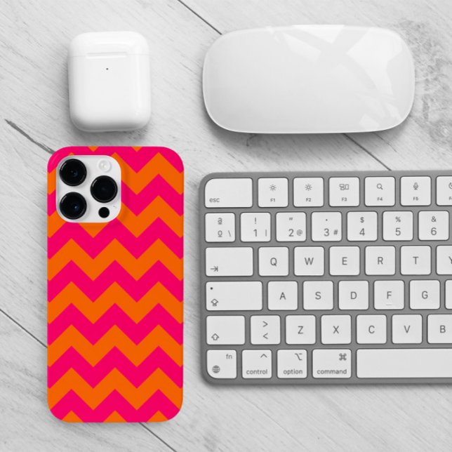 Orange und Pink Zigzag Case-Mate iPhone 14 Pro Max Hülle (Hot pink and bright orange chevron pattern for her phone.)