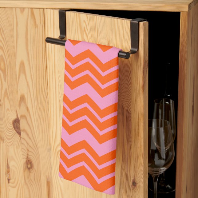 Orange- und rosa Chevron-Musterdesign  Geschirrtuch (Drittel gefaltet)