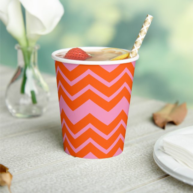 Orange- und rosa Chevron-Musterdesign  Pappbecher (In Situ)