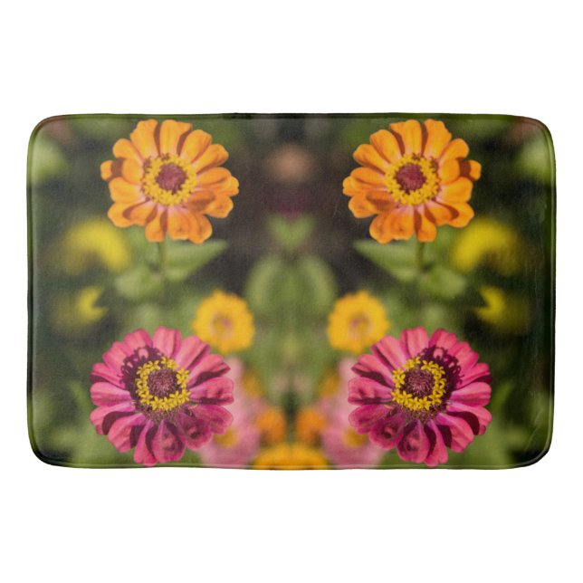 Orange und rosa Zinnien in Blüte Badematte (Vorderseite)