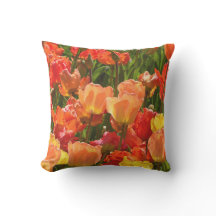 orange und rote Tulpen throwpillow im Freien