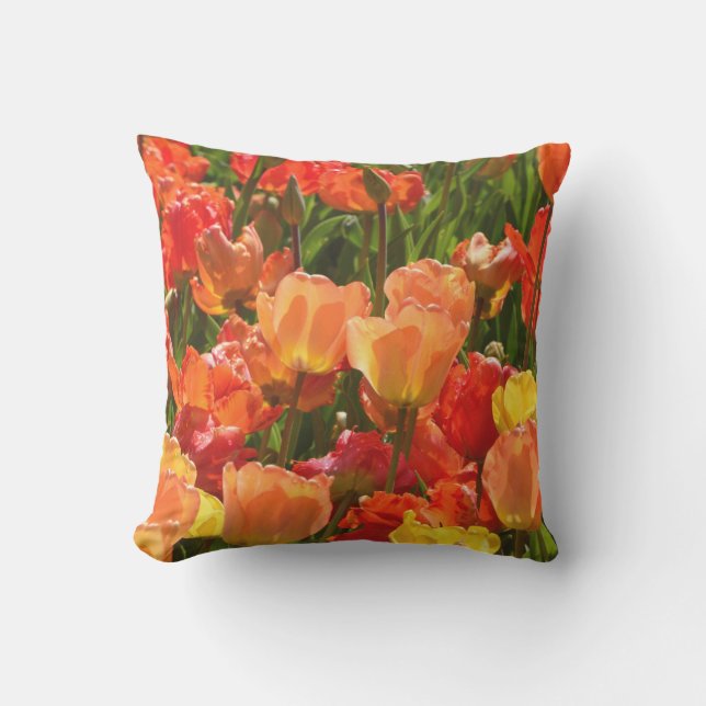 orange und rote Tulpen throwpillow im Freien Kissen Für Draußen (Vorderseite)