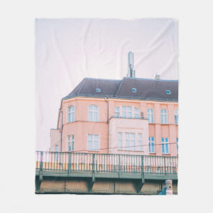 ORANGE UND WEIßES BETONGEBÄUDE FLEECEDECKE
