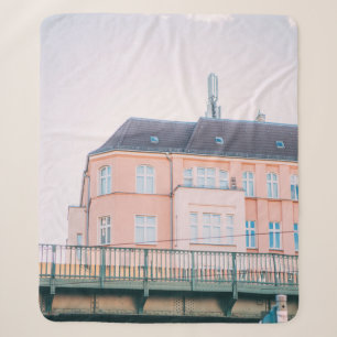 ORANGE UND WEIßES BETONGEBÄUDE SHERPADECKE