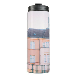 ORANGE UND WEISSES BETONGEBÄUDE THERMOSBECHER